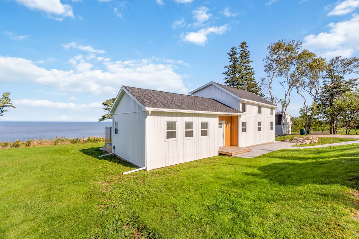 The Cottage House Oceanfront with a Hot Tub