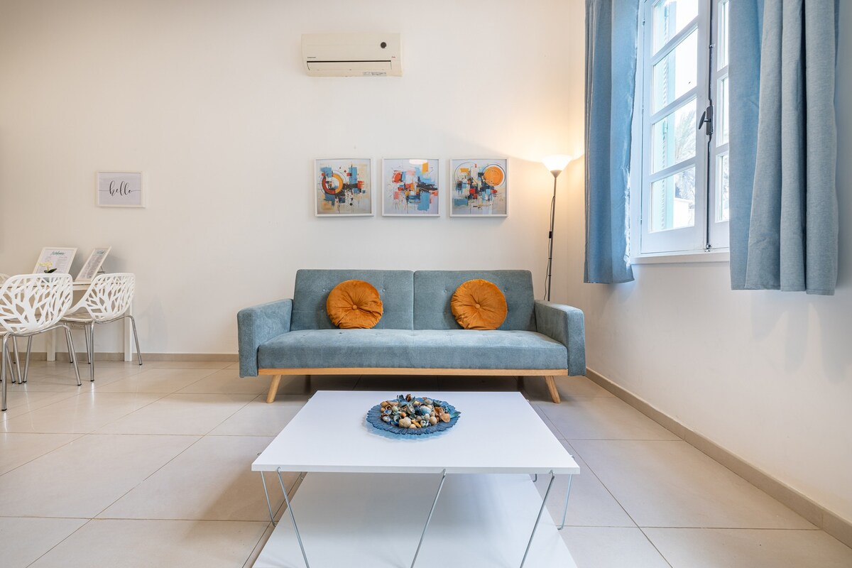 Stylish 2 Bedroom Flat with Private Courtyard