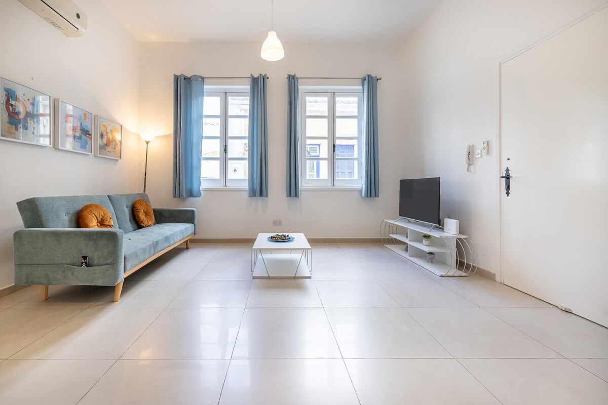 Stylish 2 Bedroom Flat with Private Courtyard