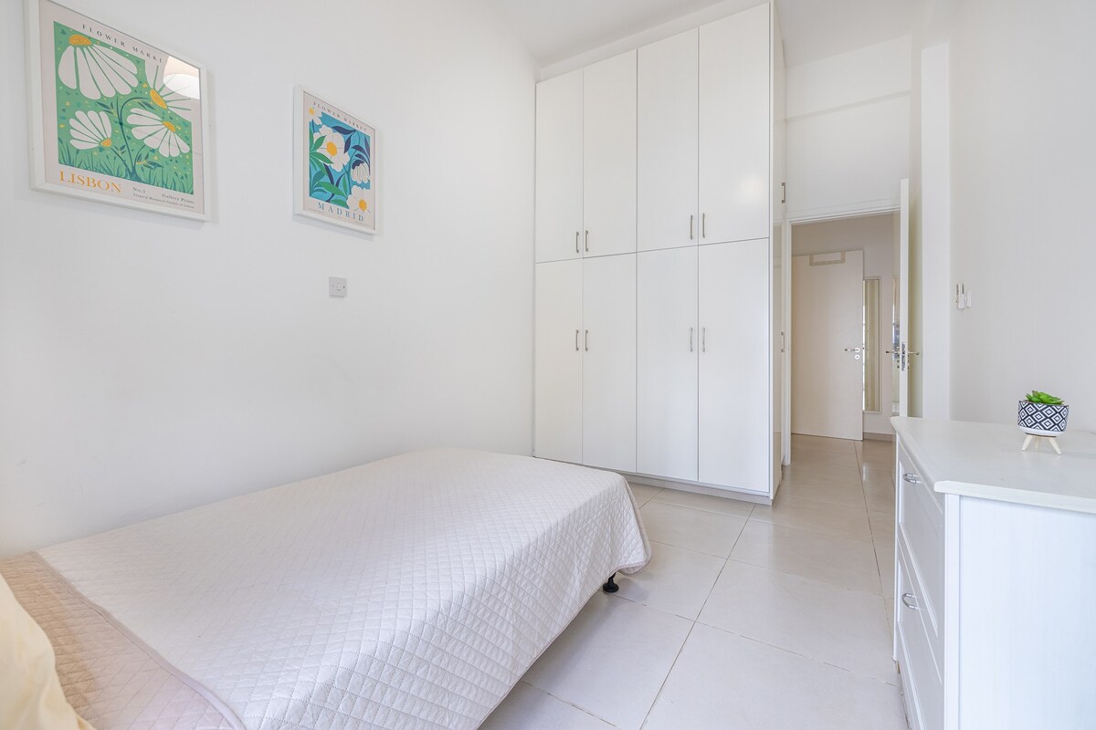 Stylish 2 Bedroom Flat with Private Courtyard