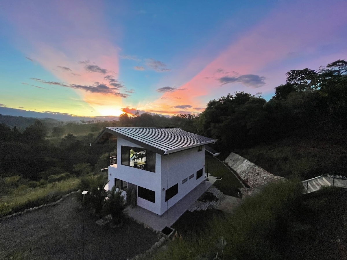 Refugio La Montaña, Costa Rica, Chic Cabin for Two