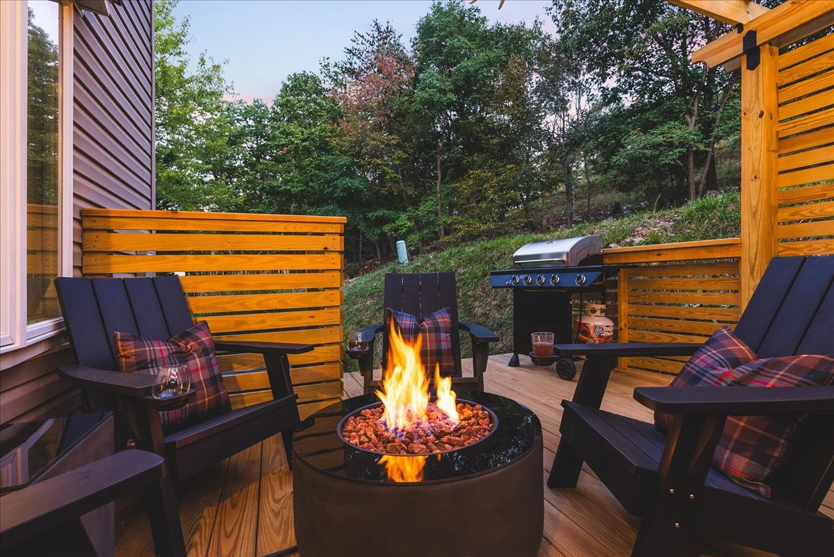 Altitude BnB- NEW* 2 Fire Pits, 2 Arcades, Hot Tub