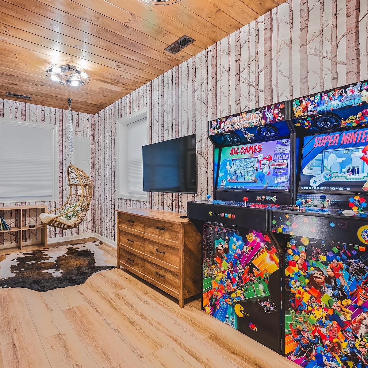 Altitude BnB- NEW* 2 Fire Pits, 2 Arcades, Hot Tub