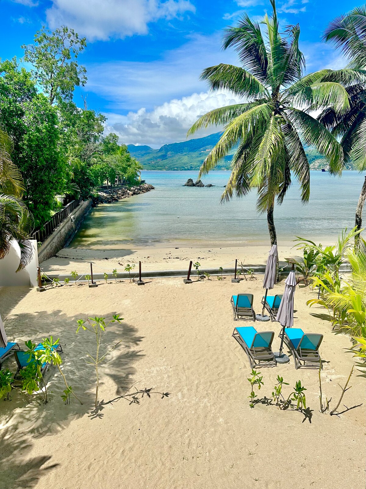 Pineapple Beach; Beachfront Two Bedroom Upstairs