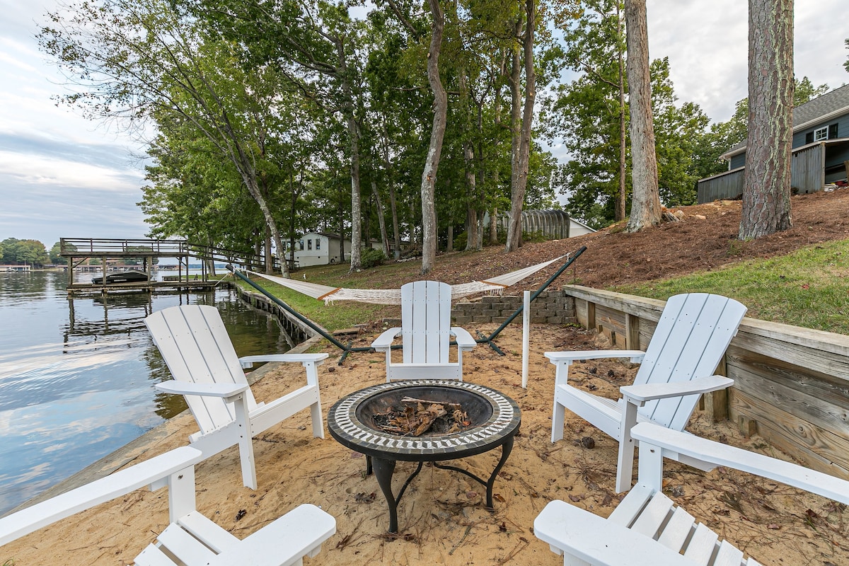 Boat Ramp, Fire Pit, Kayaks, SUPs, Trampoline