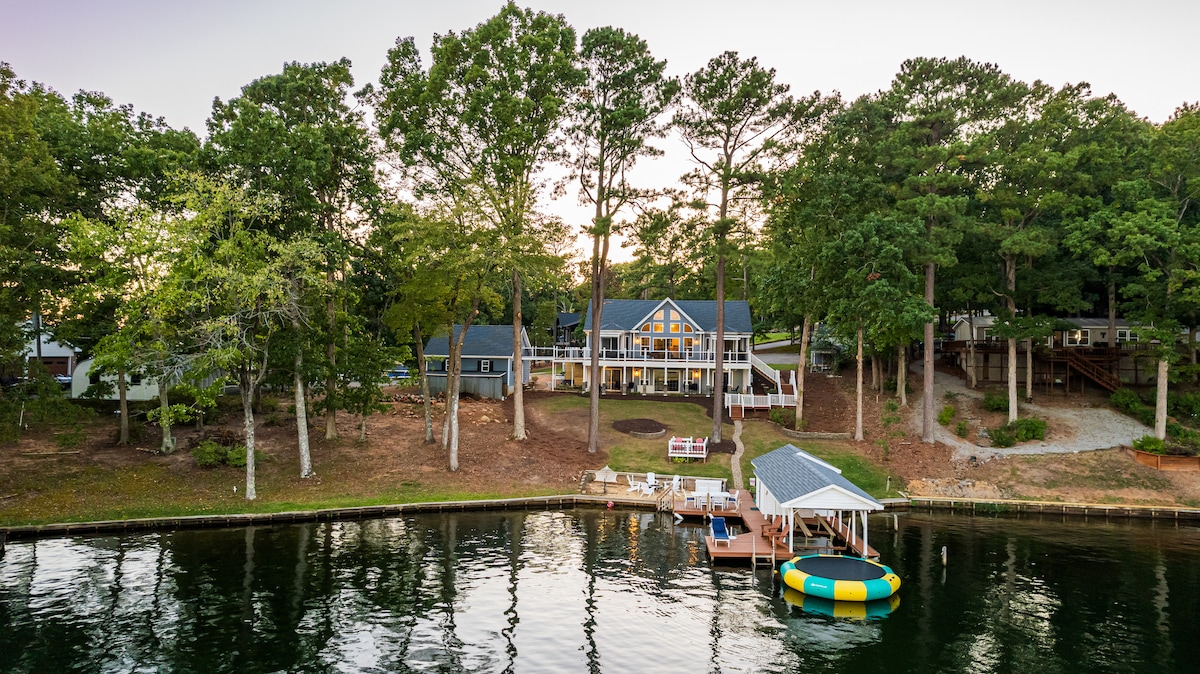 Boat Ramp, Fire Pit, Kayaks, SUPs, Trampoline