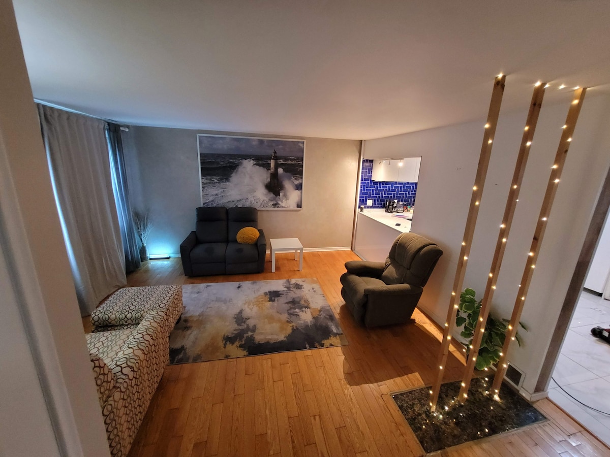 Modern Room in Laval