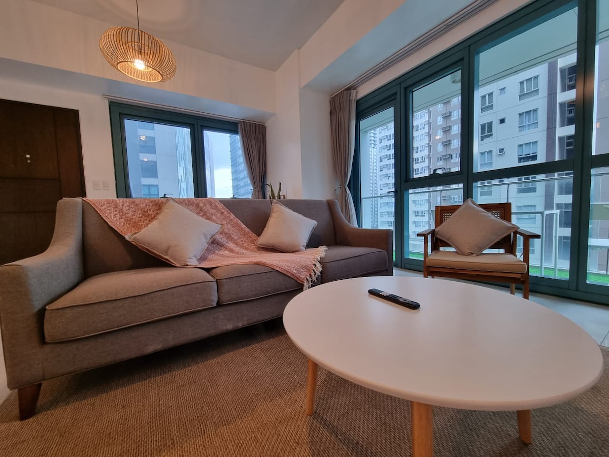 Bright & Cozy 2BR Suite in Central BGC w/ Balcony