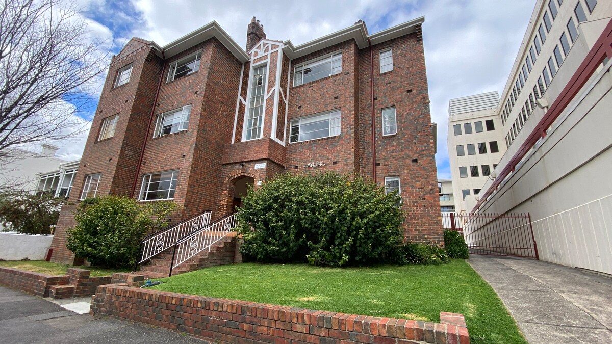 Charming Art Deco Unit in East Melbourne