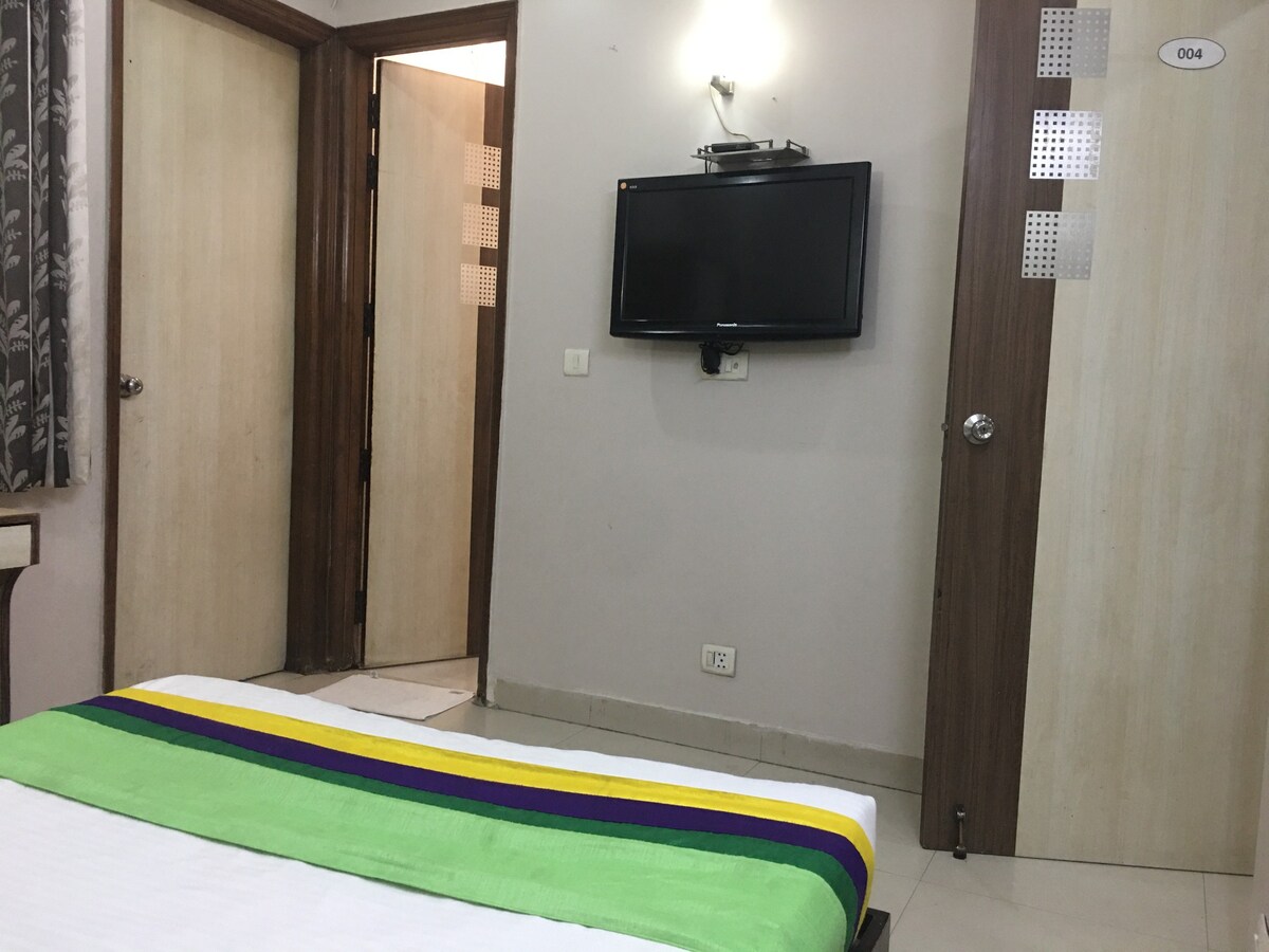 Single pax Hotel Room near karol bagh metro