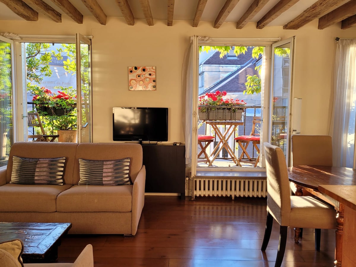 Marais Home ; Quietness,View, Balcony, Privacy, AC