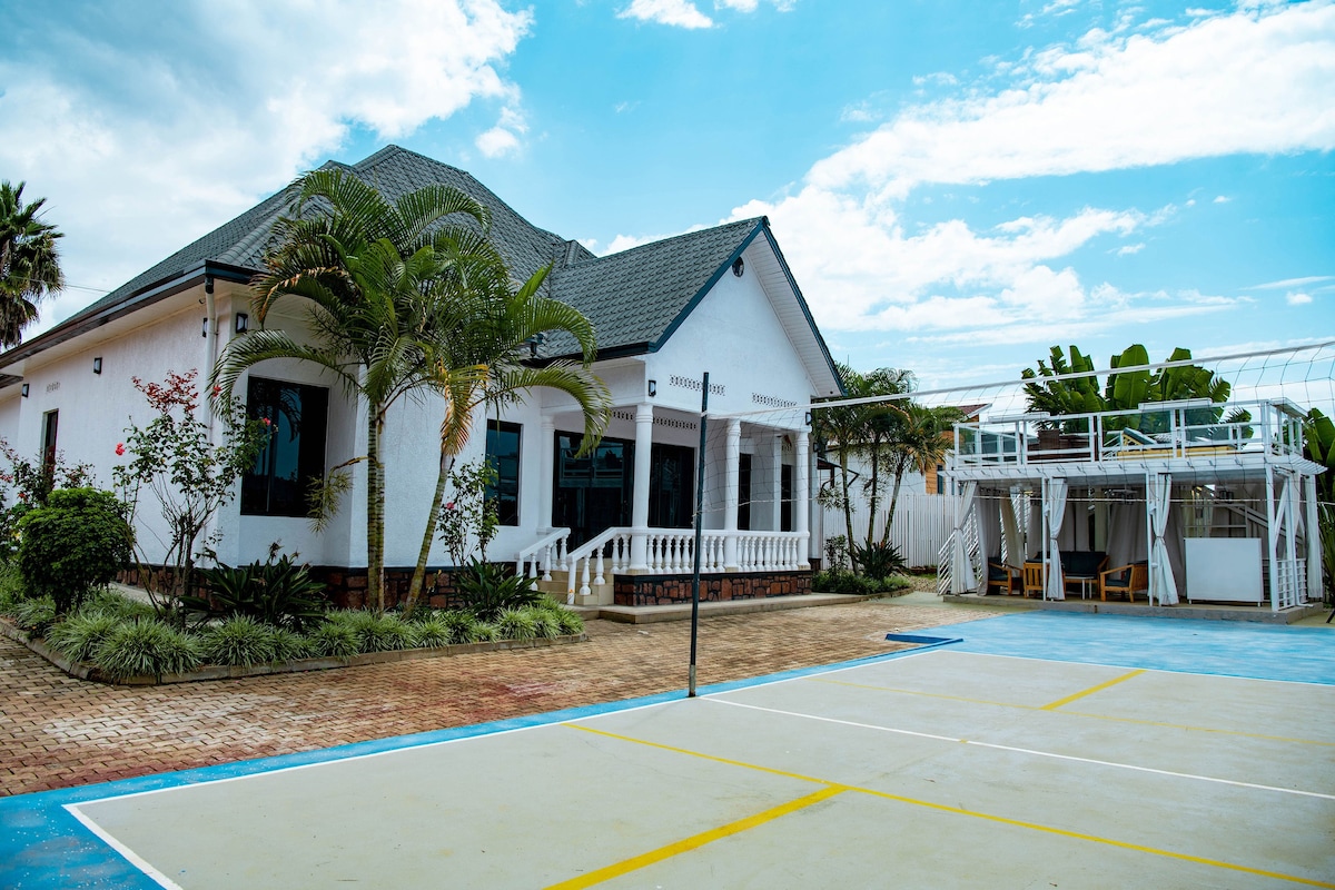 Tennis court/Washer/Dryer/Office/Deck w/Rooftop