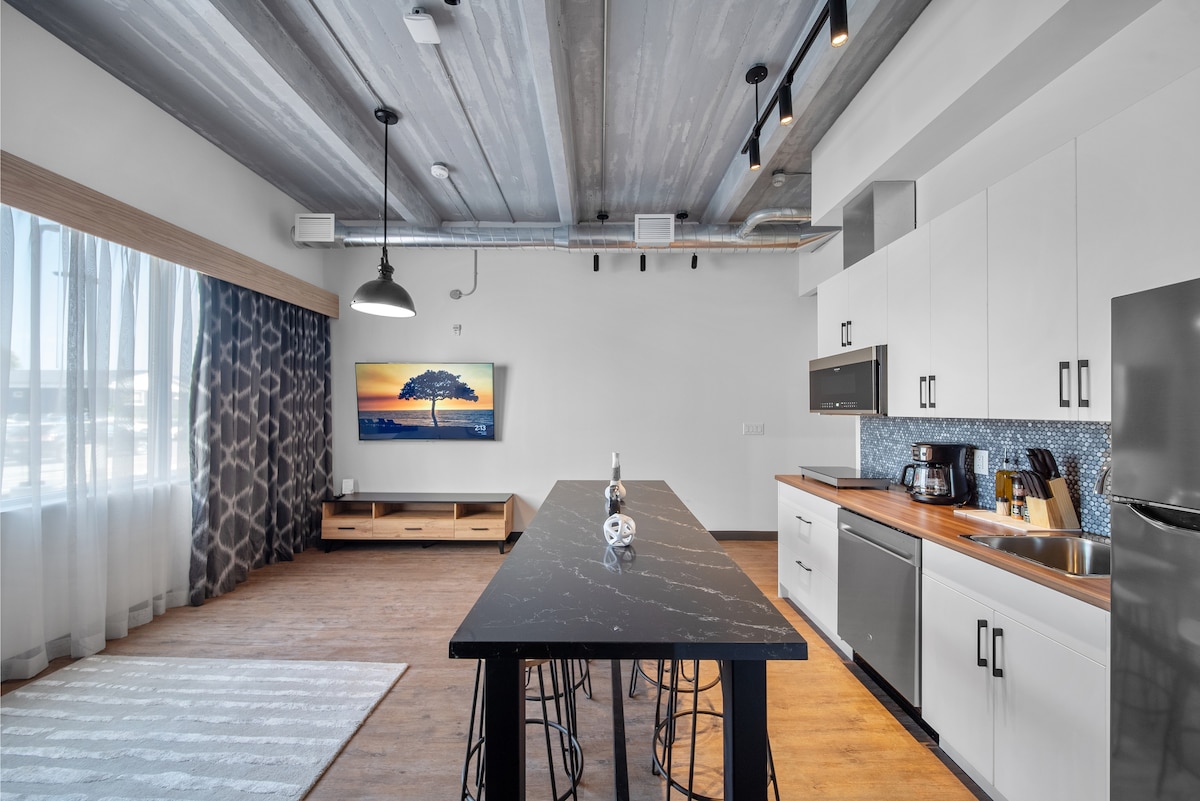 Unique Bi-Level Loft at Clifton Hill Niagara Falls