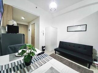 Couple’s Getaway 1 BR with Sea view near MOA Pasay