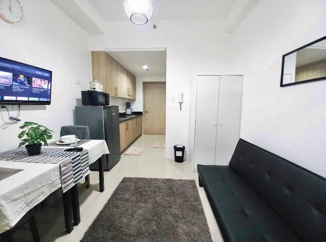 Couple’s Getaway 1 BR with Sea view near MOA Pasay