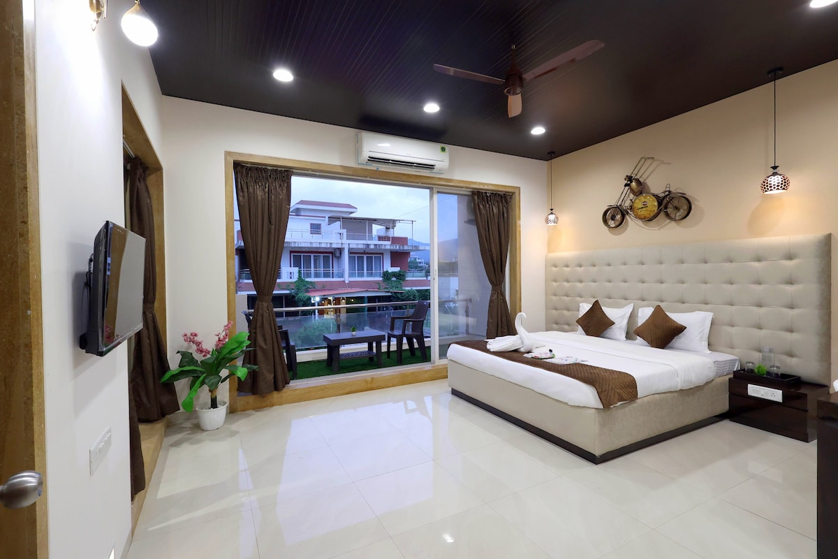 Serenity 1 Room with Pool/Wifi/Barbeque- Lonavala