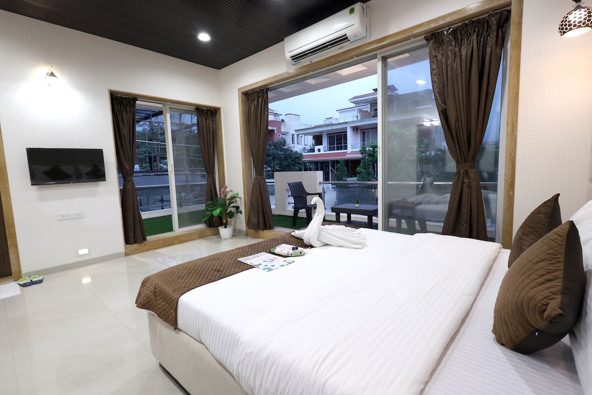 Serenity 1 Room with Pool/Wifi/Barbeque- Lonavala