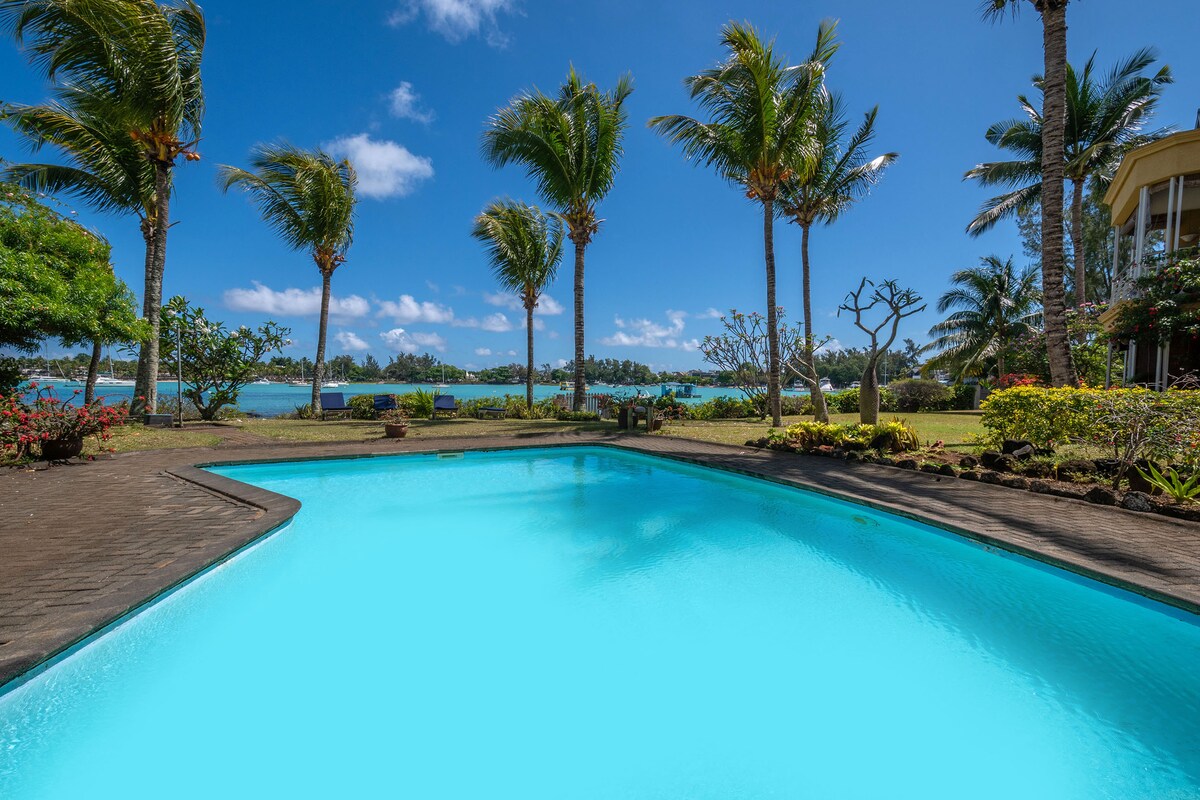 Waterfront apartment, In the center of Grand Bay