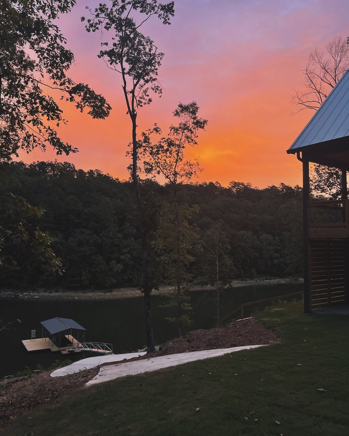 White Oak: A Modern Lakeside Cottage