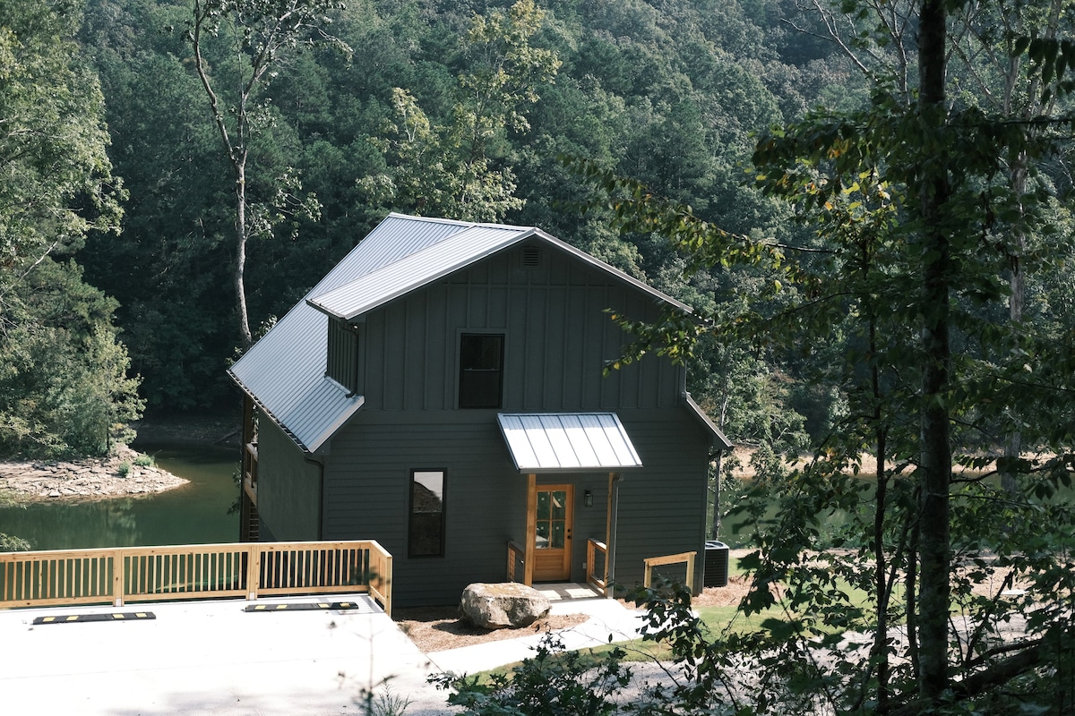 White Oak: A Modern Lakeside Cottage