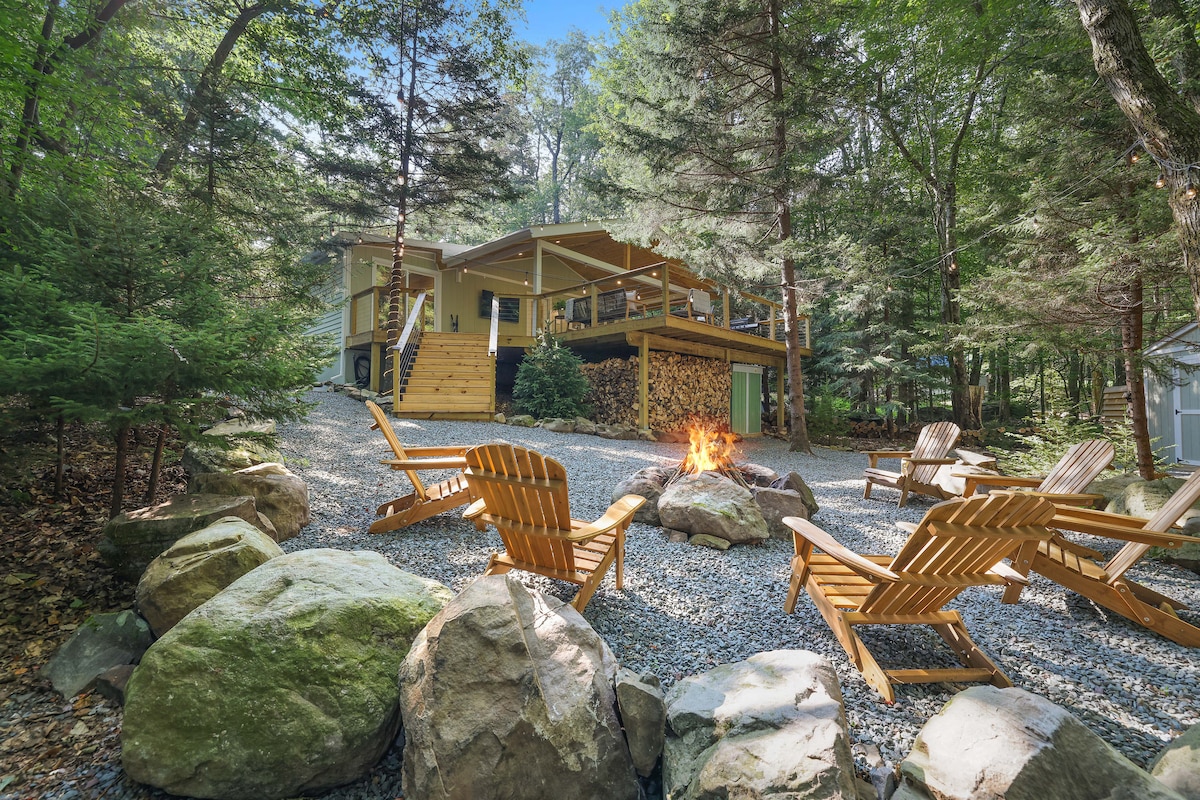 Hidden Paradise!  HOT TUB. SAUNA . FIRE PIT.