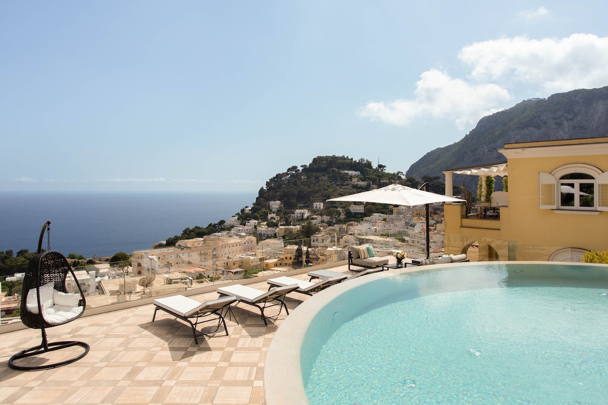 巴勃罗·卡普里别墅（ Villa Pablo Capri ） 
-私人泳池和海景豪华公寓