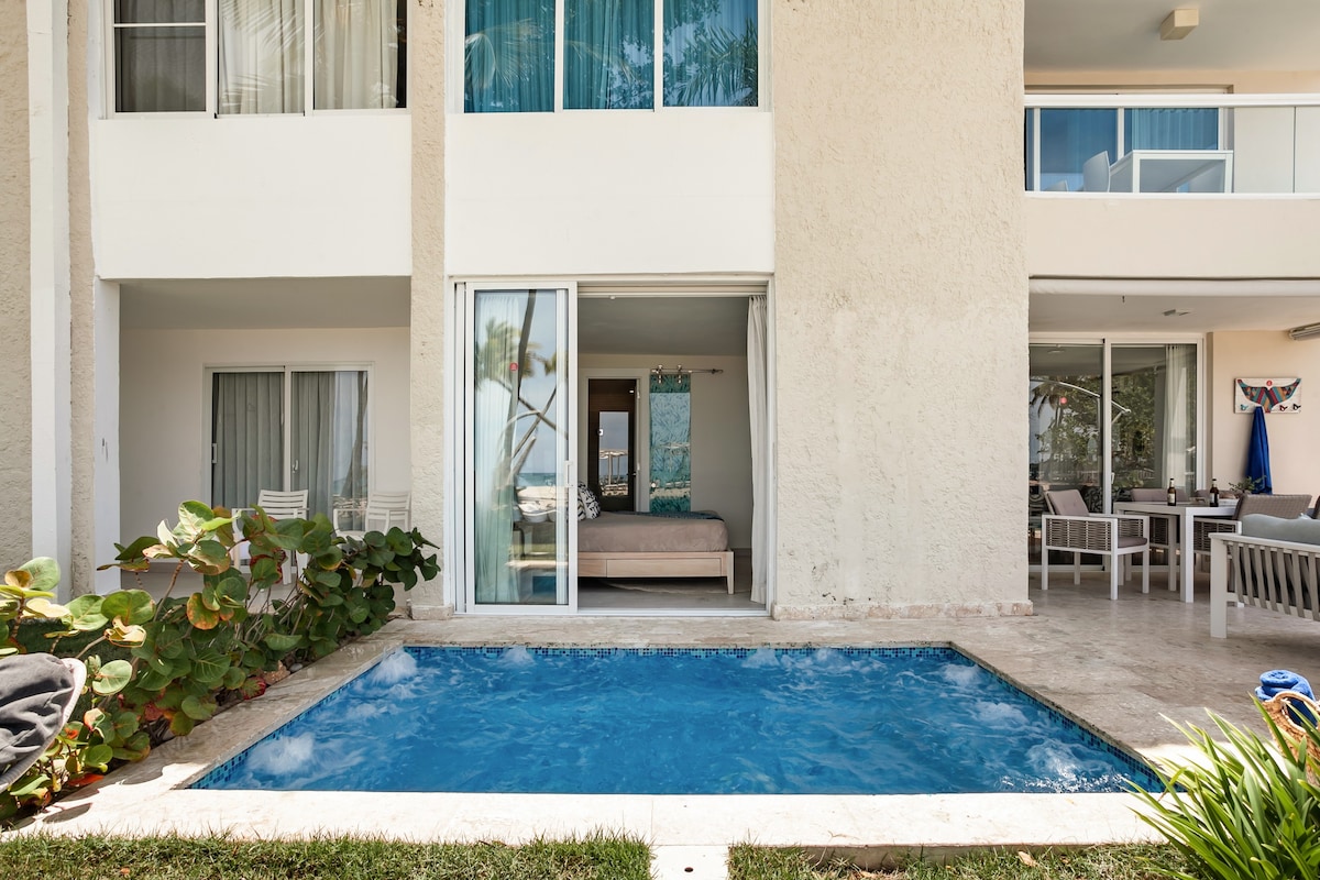 Beachfront Condo With Private Pool, Patio & Resort Access