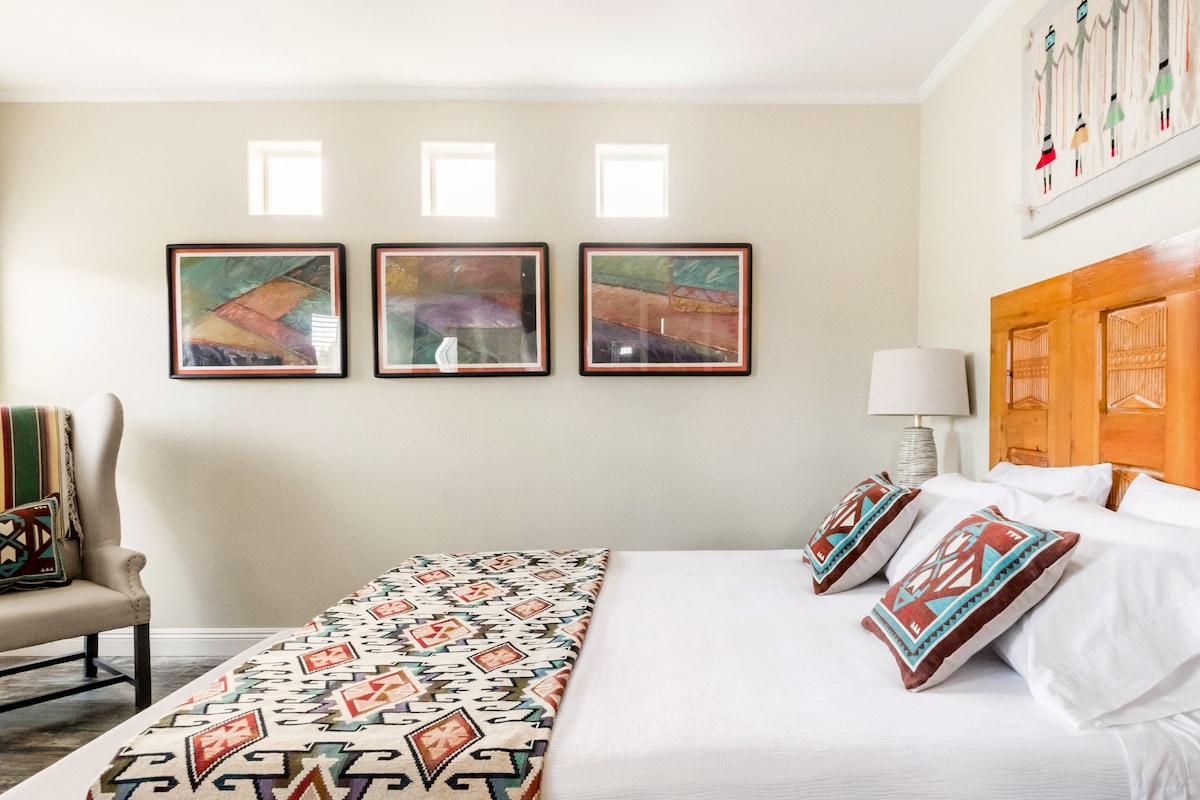 圣达菲艺术与设计师设计的僻静高沙漠度假屋