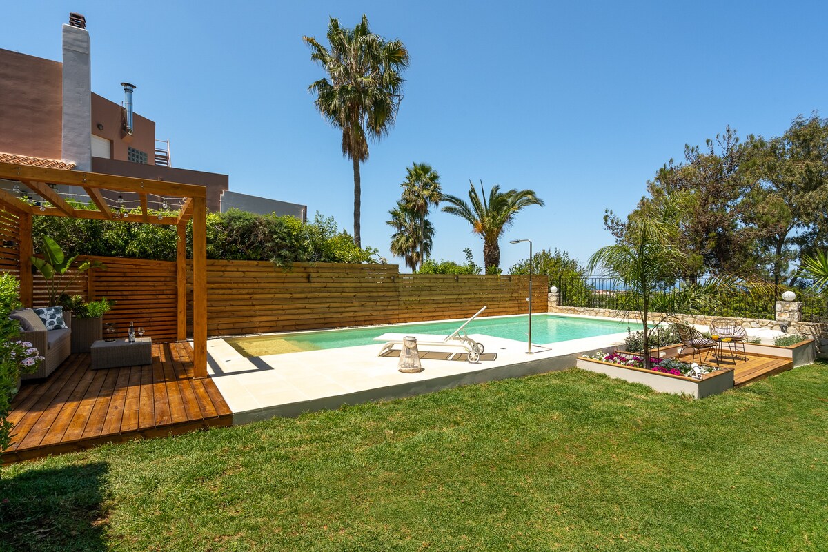 Chania Elite Homes ，在泳池边享用时尚的绿洲