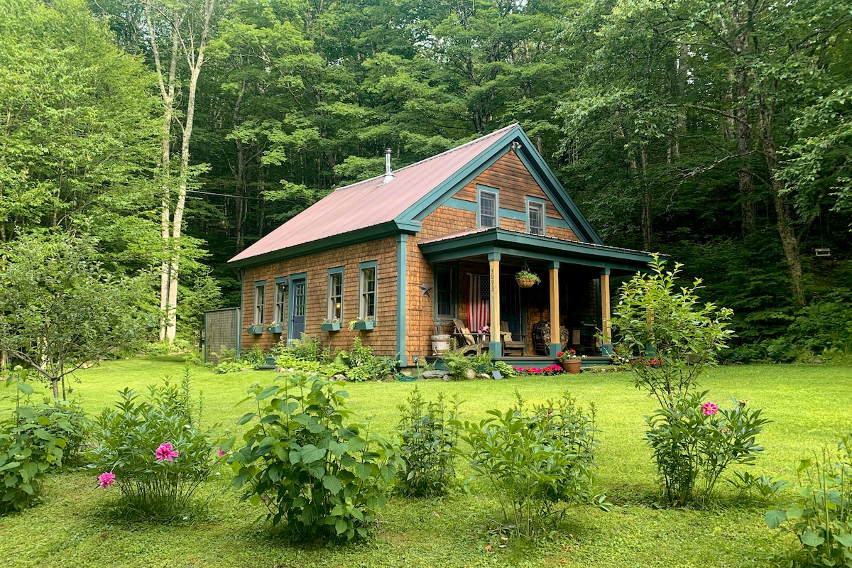 Stowe Cabin: Hot Tub, Stream, Trails. Rated Top 1%