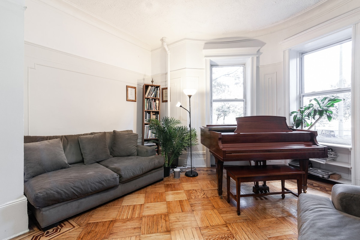 布鲁克林美丽的钢琴公寓，可俯瞰公园