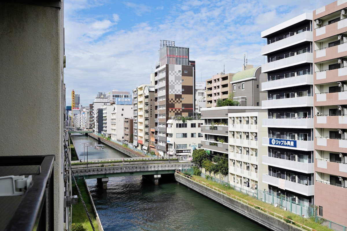 露臺可看到道頓堀河， 2睡房可住6人。 步行5分鐘到日本橋站.入住前和退房後可放行李,5F