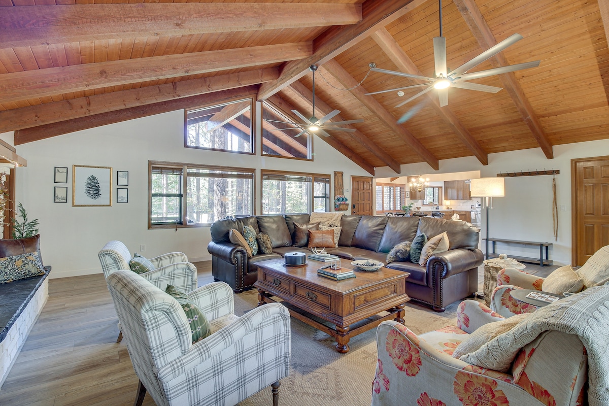 Pinetop Cabin w/ 2 Fireplaces & Hot Tub!