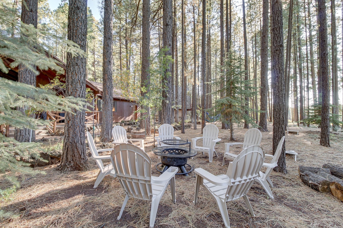 Pinetop Cabin w/ 2 Fireplaces & Hot Tub!