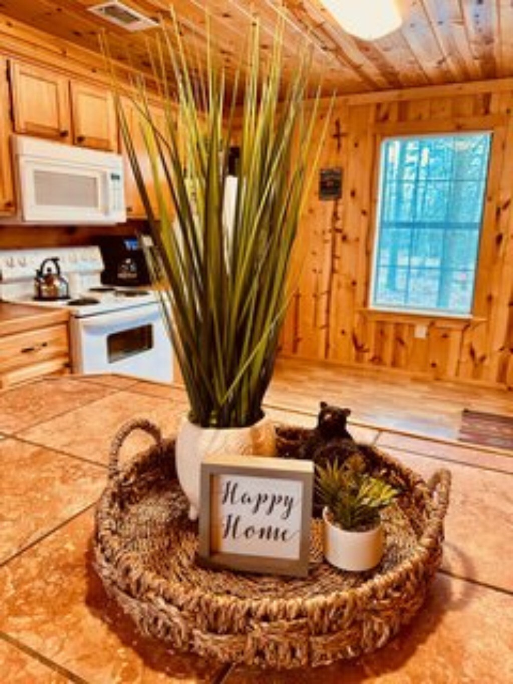 "Cabin in the Woods" NEW hot tub, fire pit,