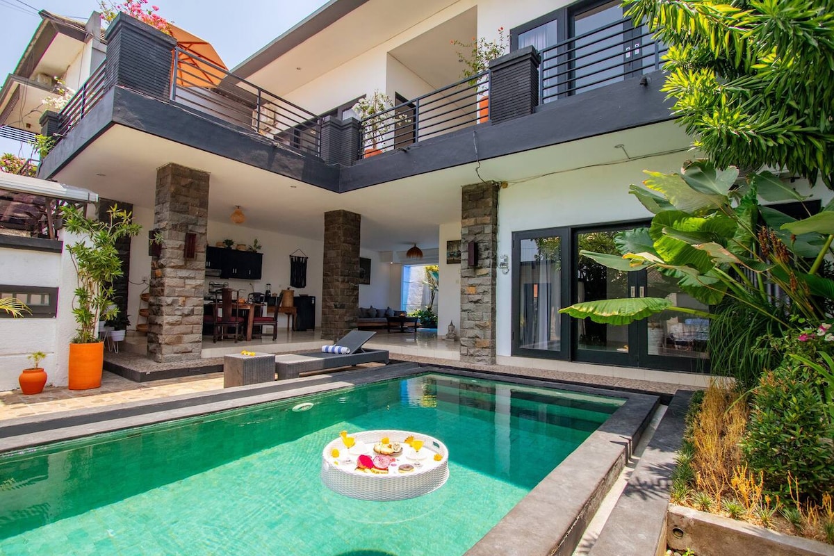 Seminyak |Amazing Rooftop| Private Huge Pool + PS5