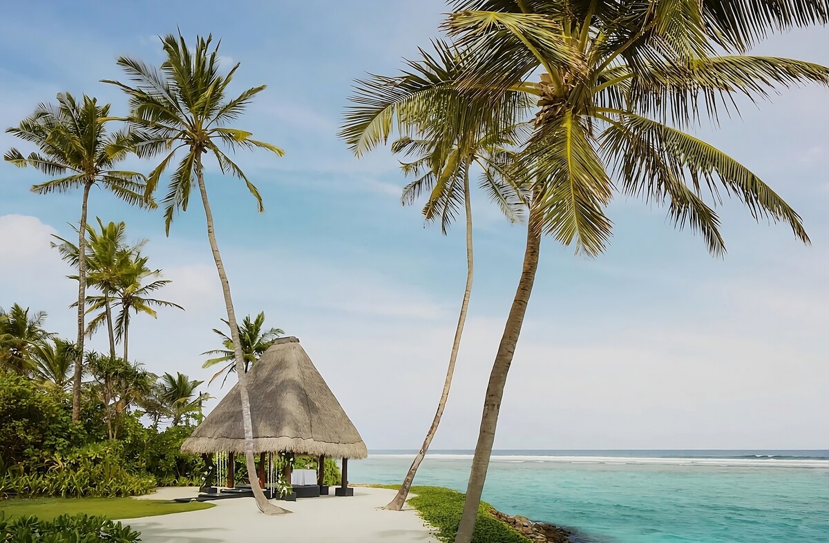 Steps To The Beach! Pool, Close to Eriyadu Beach!