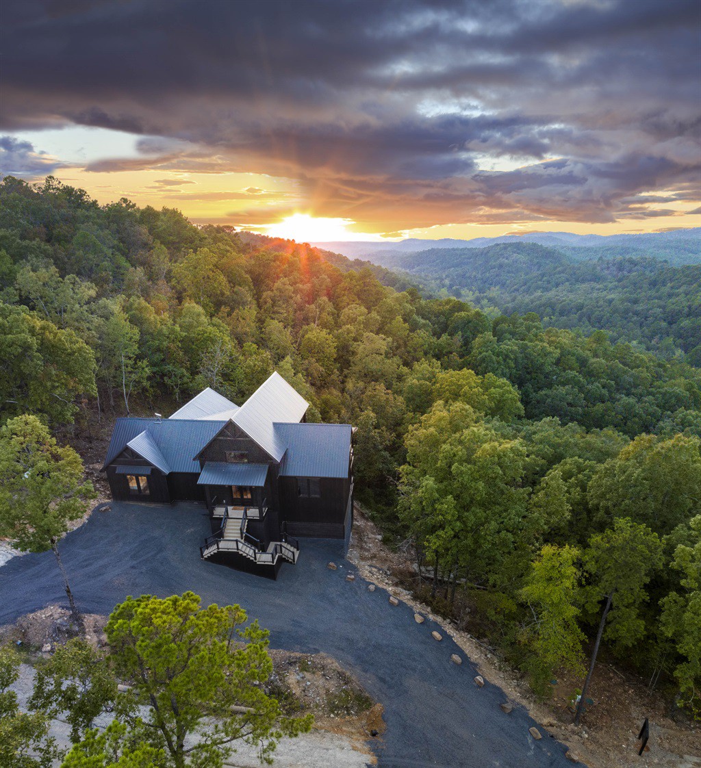 3 Level Deck  | Putting Green | Dry Sauna  | VIEWS