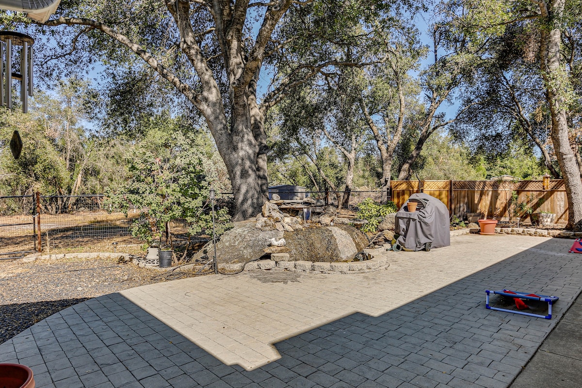 Pet Friendly Mariposa Retreat w/ Spacious Patio!