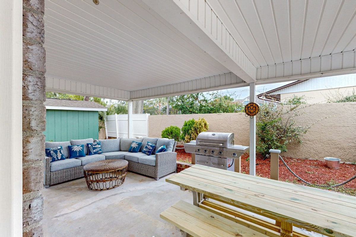 Dog-friendly 4BR with firepit, 1/2 mile to beach