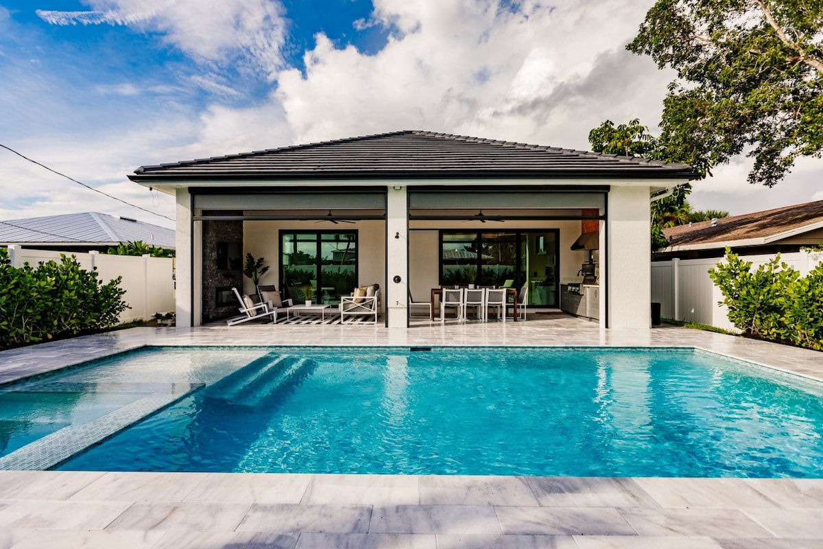 Coastal Elegance: Dual Master Bedroom Retreat 3/3