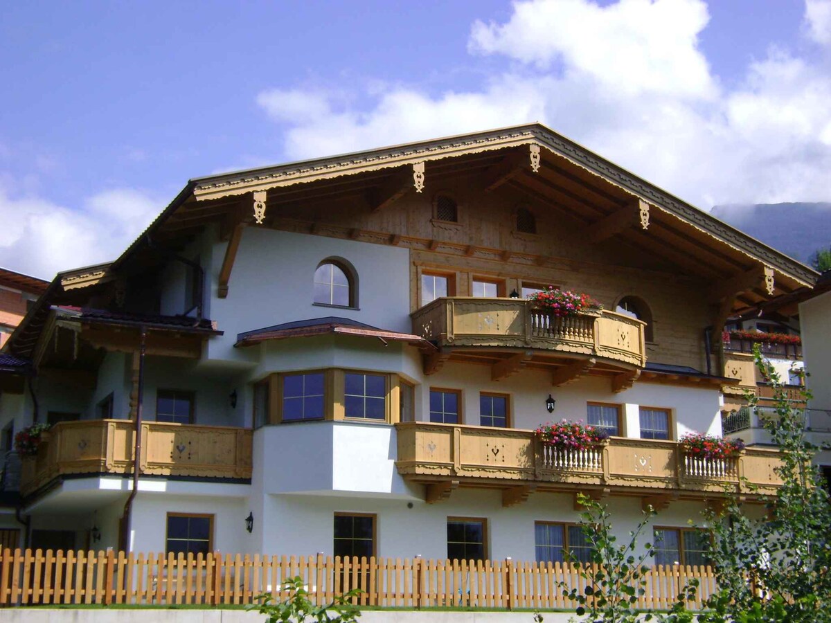 Holiday apartment with balcony in ski resort