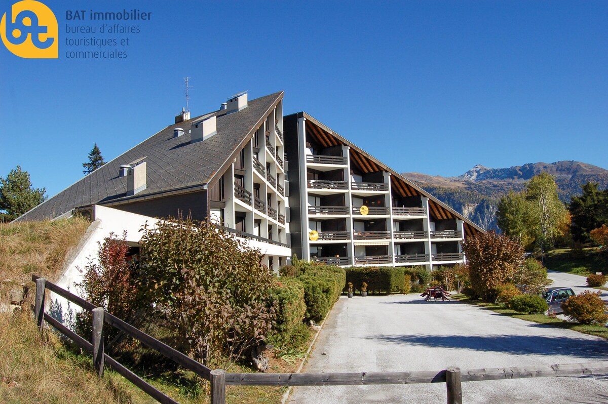 Roches-hombes n° 163 (07), flat on the mont with