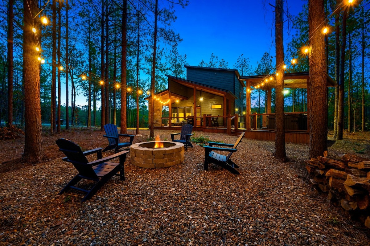 Chic Cabin: Hot Tub, 2 King En-Suites & Fireplaces