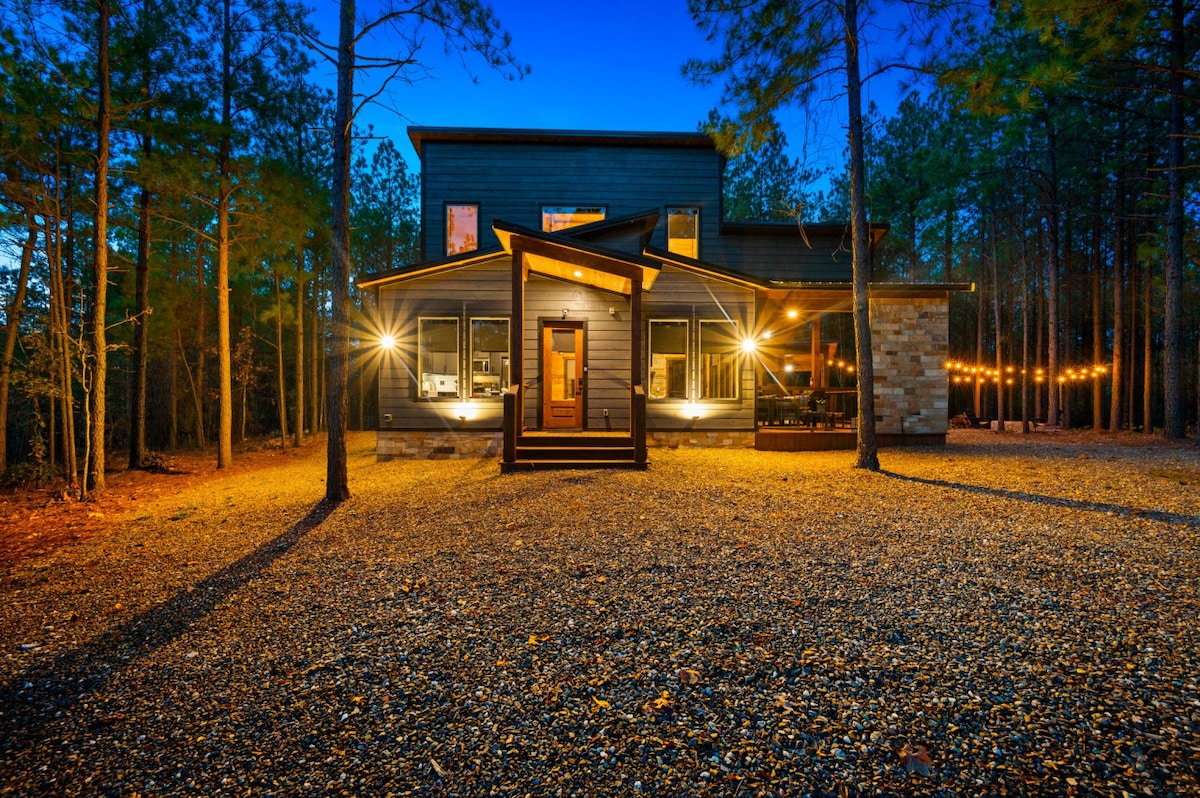 Chic Cabin: Hot Tub, 2 King En-Suites & Fireplaces