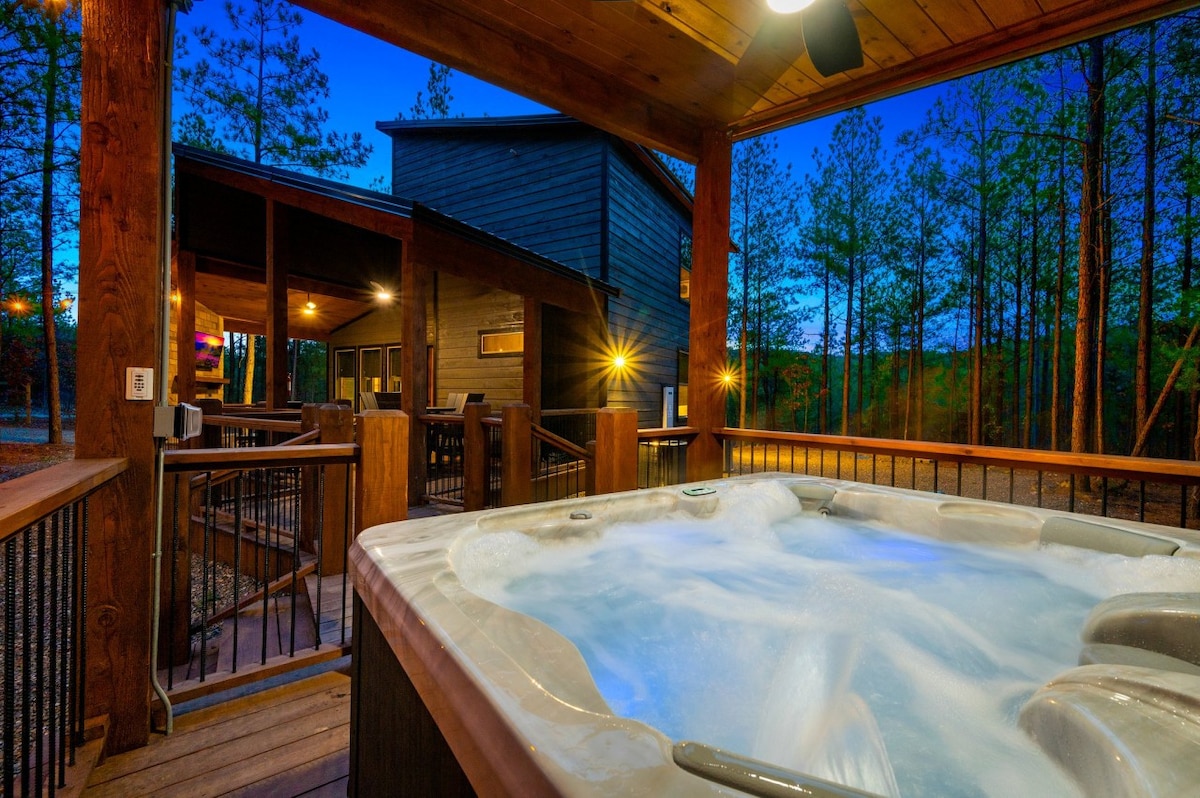 Chic Cabin: Hot Tub, 2 King En-Suites & Fireplaces