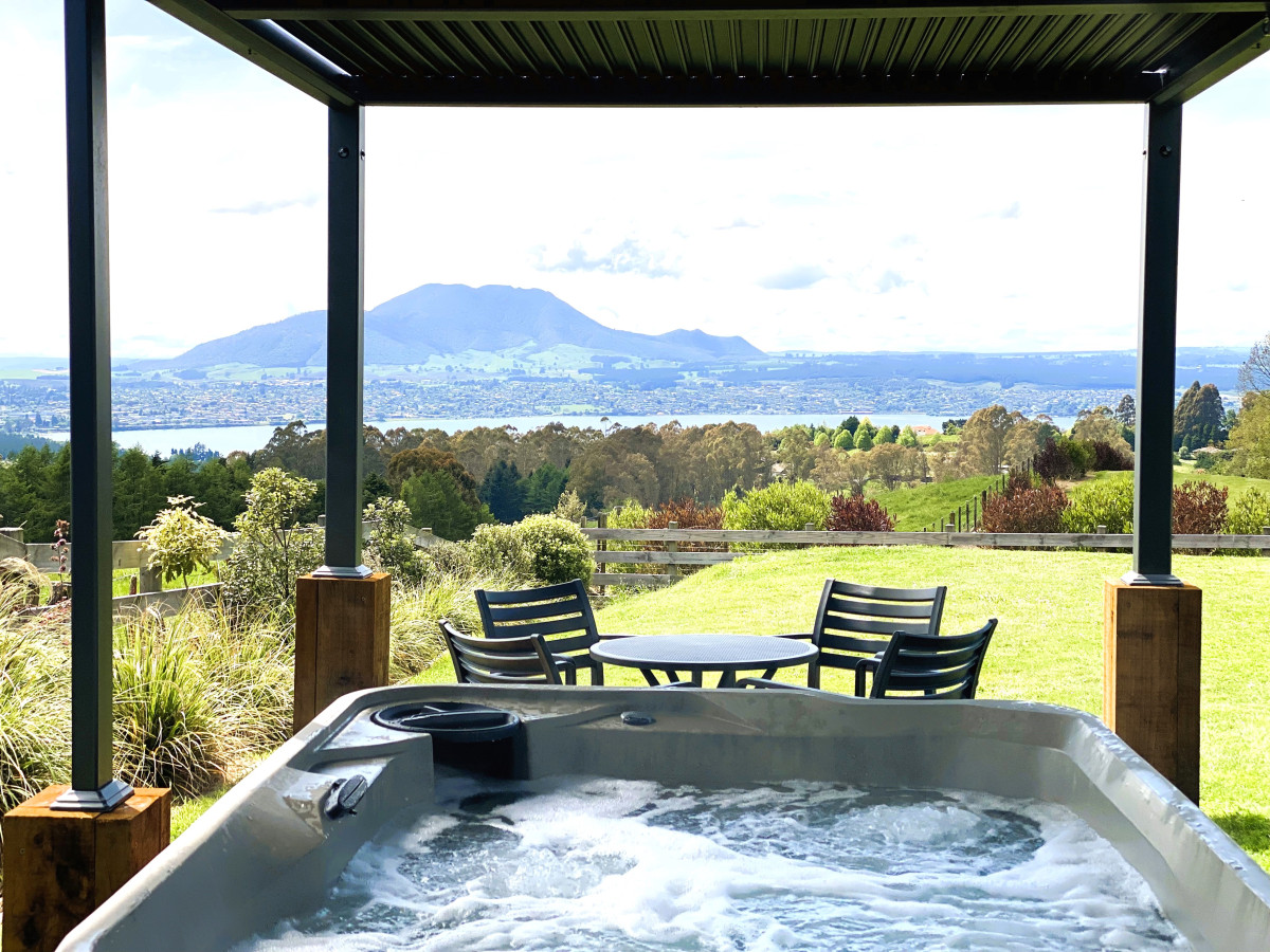 Taupo Views on Lomond