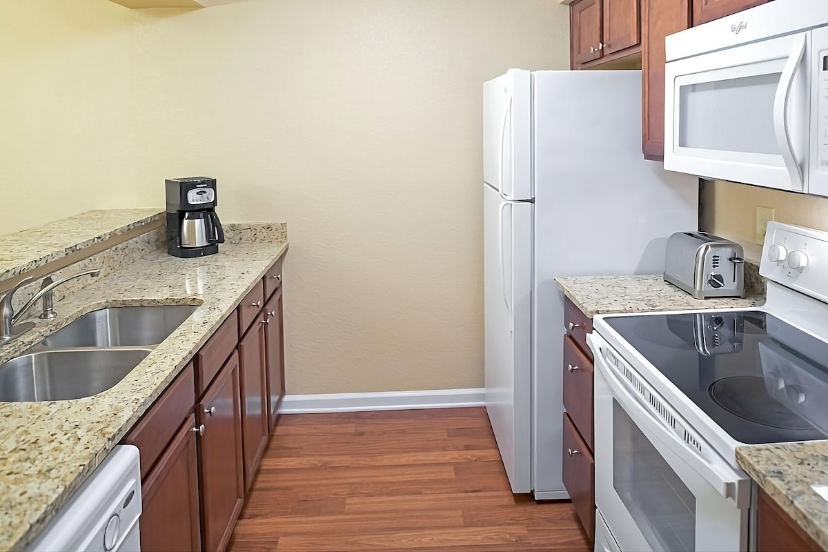 Look No More! Kitchen, Onsite 2 Pools, Parking!