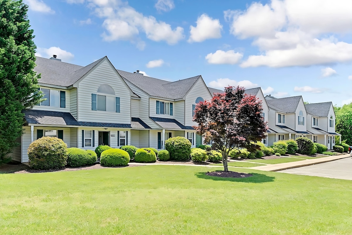 Look No More! Kitchen, Onsite 2 Pools, Parking!