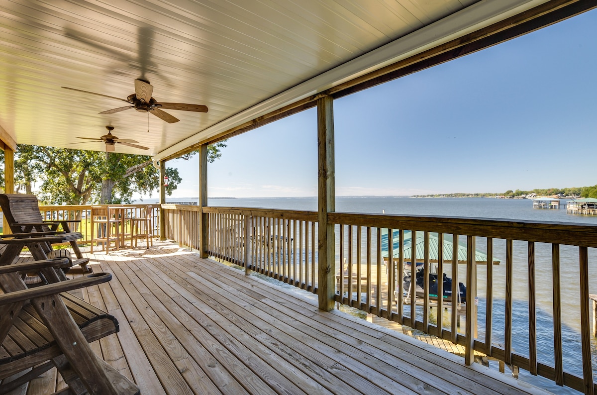 Spacious Lake Livingston Home w/ Decks & Fire Pit!